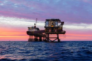 Energia que vem do fundo do oceano: como funciona uma plataforma de petróleo